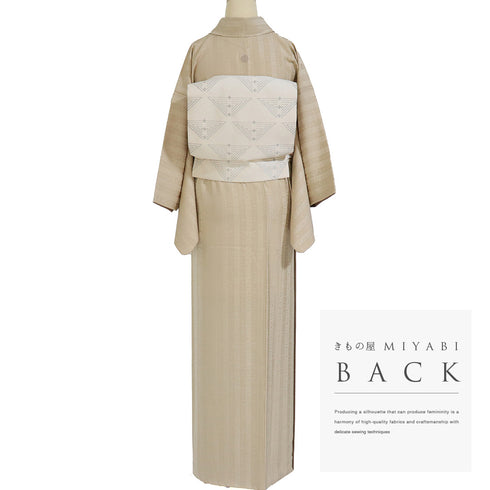 色無地 リサイクル 身丈160.2cm 裄62.8cm 袷 エジプト絵文字風の地紋柄 ベージュ Mサイズ セミフォーマル お洒落 一つ紋 正絹 広衿 地紋あり Sランク