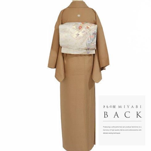 色無地 リサイクル 身丈157cm 裄64.4cm 袷 ブラウン Mサイズ セミフォーマル 落款 証紙 一つ紋 しつけ糸 正絹 広衿 地紋あり Sランク