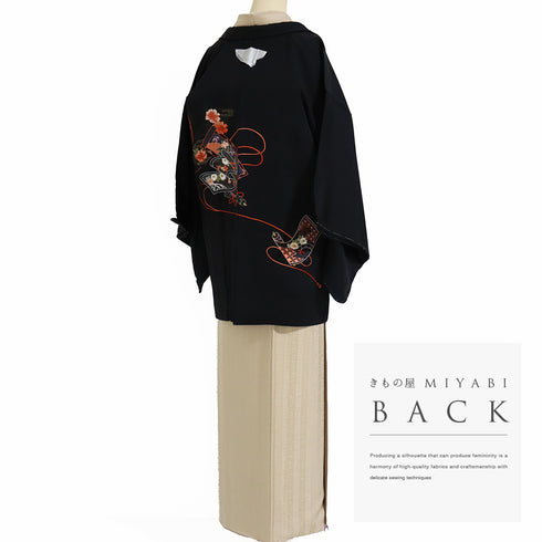 黒羽織 リサイクル 身丈80cm 裄65.4cm 袷 黒絵羽 巻物や組紐柄 刺繍 ブラック Mサイズ フォーマル 一つ紋 しつけ糸 正絹 Sランク