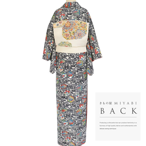 小紋 リサイクル 身丈151.7cm 裄61.2cm 袷 亀甲に松竹梅 アイボリー Sサイズ お洒落 正絹 広衿 Sランク