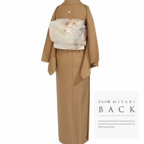 色無地 リサイクル 身丈157cm 裄64.4cm 袷 ブラウン Mサイズ セミフォーマル 落款 証紙 一つ紋 しつけ糸 正絹 広衿 地紋あり Sランク