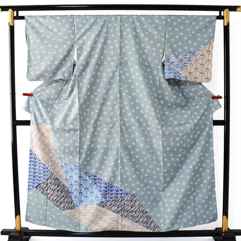 付下げ リサイクル 身丈155.7cm 裄64.6cm 袷 紬 梅鉢模様に裂取り柄 染め ブルー Mサイズ お洒落 正絹 広衿 Aランク