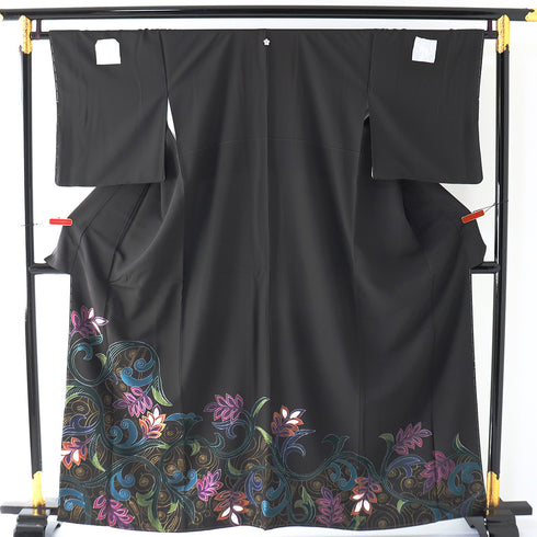 黒留袖 リサイクル 身丈161.3cm 裄66.8cm 袷 唐草柄 刺繍 箔 ブラック Lサイズ 五つ紋 しつけ糸 正絹 広衿 Sランク