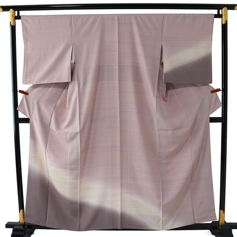 付下げ リサイクル 身丈156.8cm 裄66cm 袷 紬 横縞模様 染め パールトーン加工 ピンク Mサイズ お洒落 カジュアル 正絹 広衿 Aランク