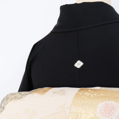 黒留袖 リサイクル 身丈158.8cm 裄64cm 袷 鶴に四季の花々柄 金駒刺繍 箔 比翼付き ブラック Mサイズ フォーマル 落款 一つ紋 正絹 広衿 Sランク