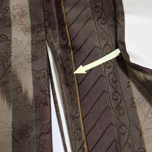 紬 リサイクル 身丈163cm 裄64.8cm 袷 お召 縞模様 唐草柄 地紋 ブラウン Lサイズ お洒落 カジュアル しつけ糸 不明 広衿 Sランク