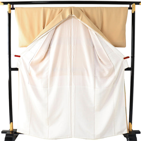 色留袖 リサイクル 身丈161.5cm 裄65.6cm 袷 本金箔 雲上花の宴 金駒刺繍 パールトーン加工済 ベージュ Lサイズ 落款 三つ紋 正絹 広衿 Aランク