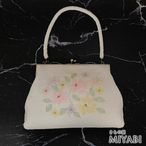 ビーズバック オフホワイト 花柄 お洒落 カジュアル 横幅19cm 高さ13cm マチ5cm Aランク 和装小物 ZO-84