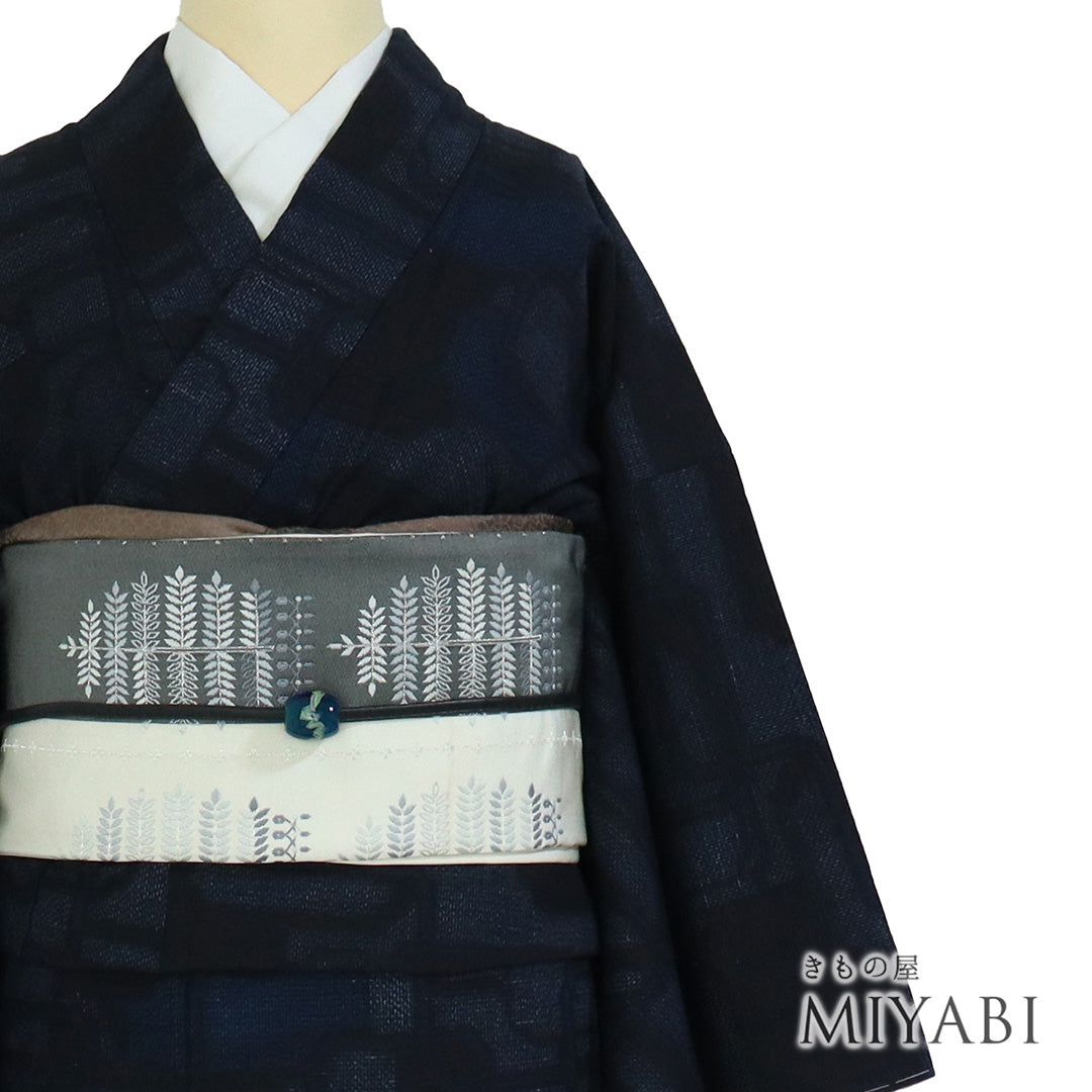 夏着物　横絽　ポリエステル　ウサギ模様の紺色小紋着物　断捨離中につき期間限定！ 夏着物 横絽 ポリエステル ウサギ模様の紺色小紋着物 断捨離中